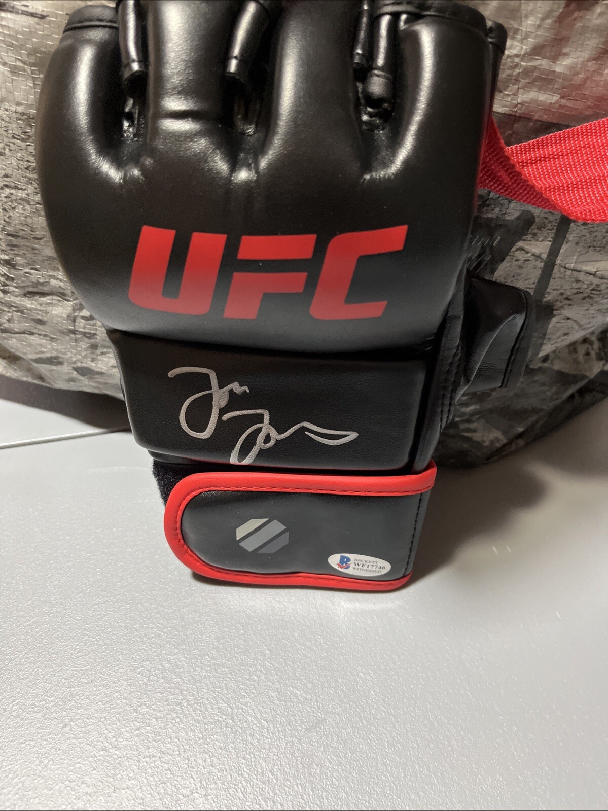 Jon Jones Signed UFC Glove *Heavyweight Champion* Beckett Authenticated