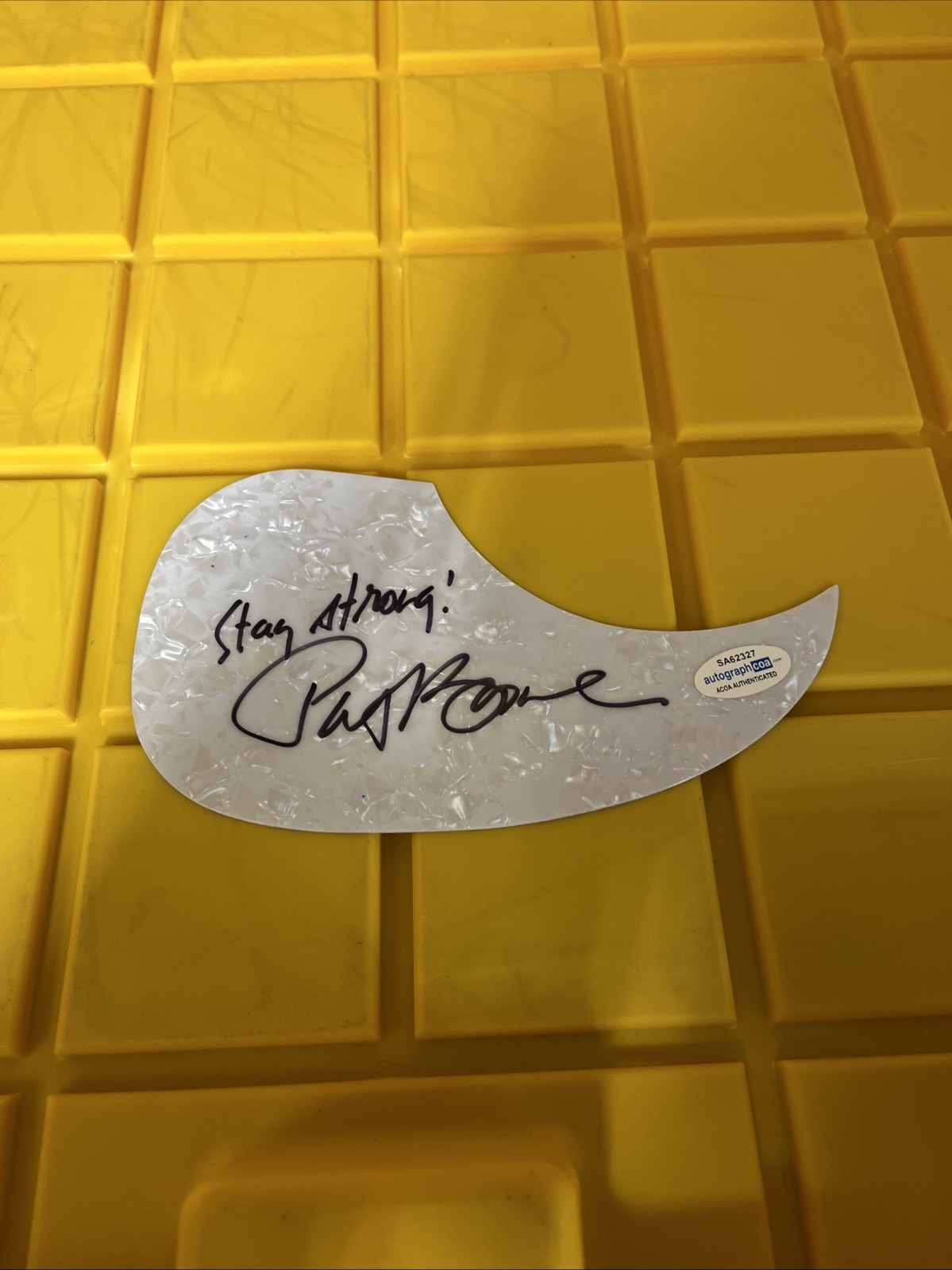 SINGER ACTOR COMPOSER PAT BOONE SIGNED AUTOGRAPHED PICKGUARD ACOA COA