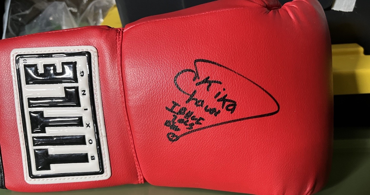 Yessica “Kika” Chavez signed/ autographed boxing glove JSA CERTIFIED HOF 2025