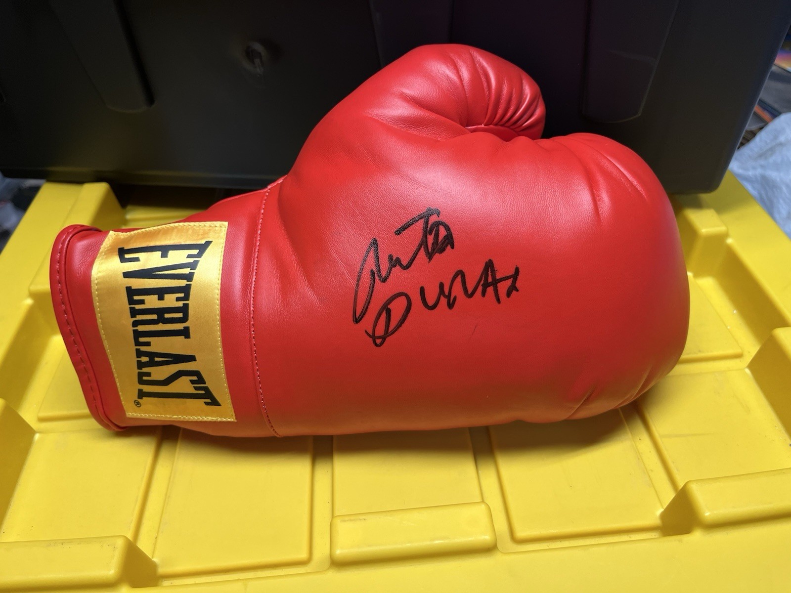 Roberto Duran Signed Autograph Red Everlast Boxing Glove JSA Hof Boxing Legend