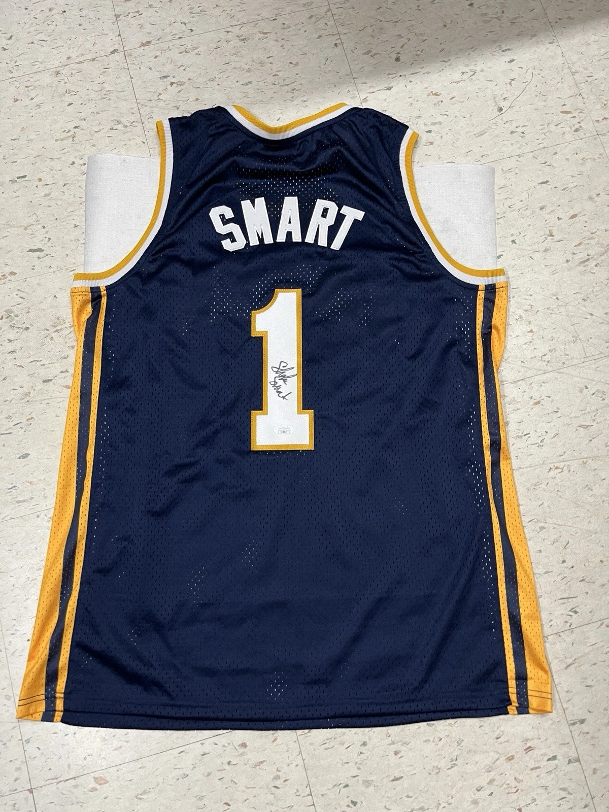 MARQUETTE GOLDEN EAGLES- SHAKA SMART SIGNED AUTOGRAPH JERSEY JSA COA BASKETBALL