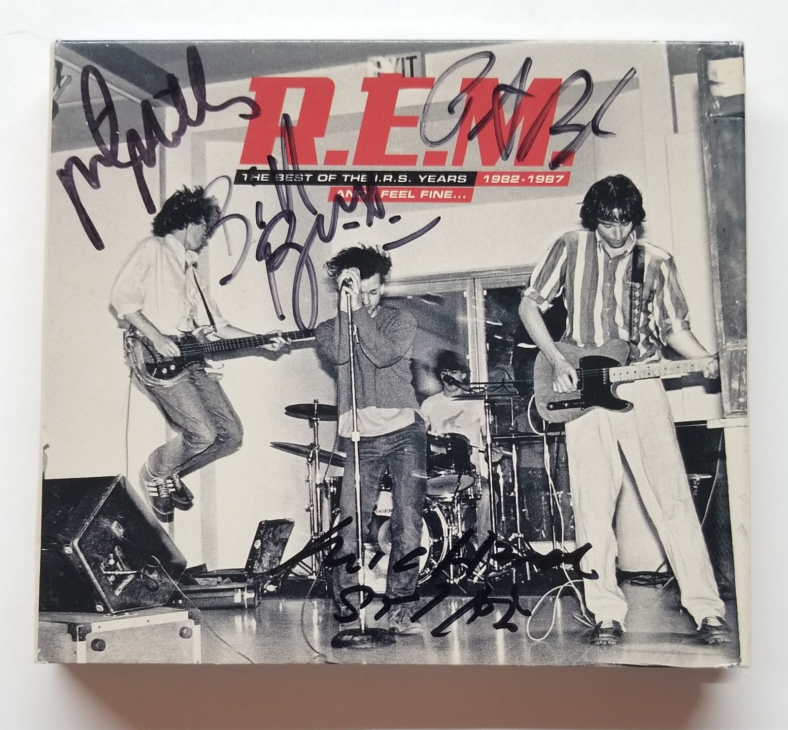 R.E.M. full band SIGNED And I Feel Fine Best of CD JSA LOA Michael Stipe +3 REM