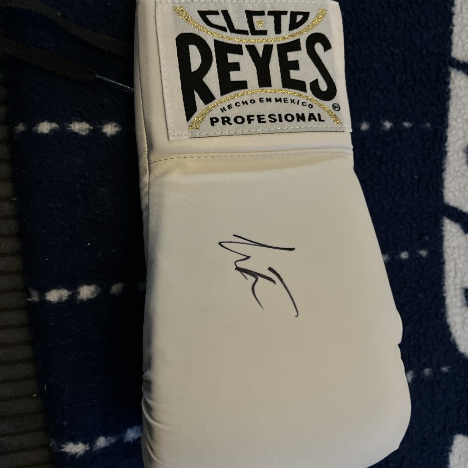 SEBASTIAN FUNDORA SIGNED AUTOGRAPH CLETO REYES  BOXING GLOVE JSA COA  WBC CHAMP