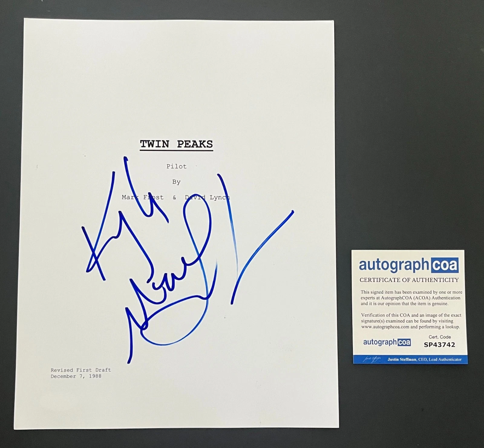 KYLE MACLACHLAN SIGNED TWIN PEAKS 84 PAGE PILOT SCRIPT w/PROOF & AUTOGRAPH COA