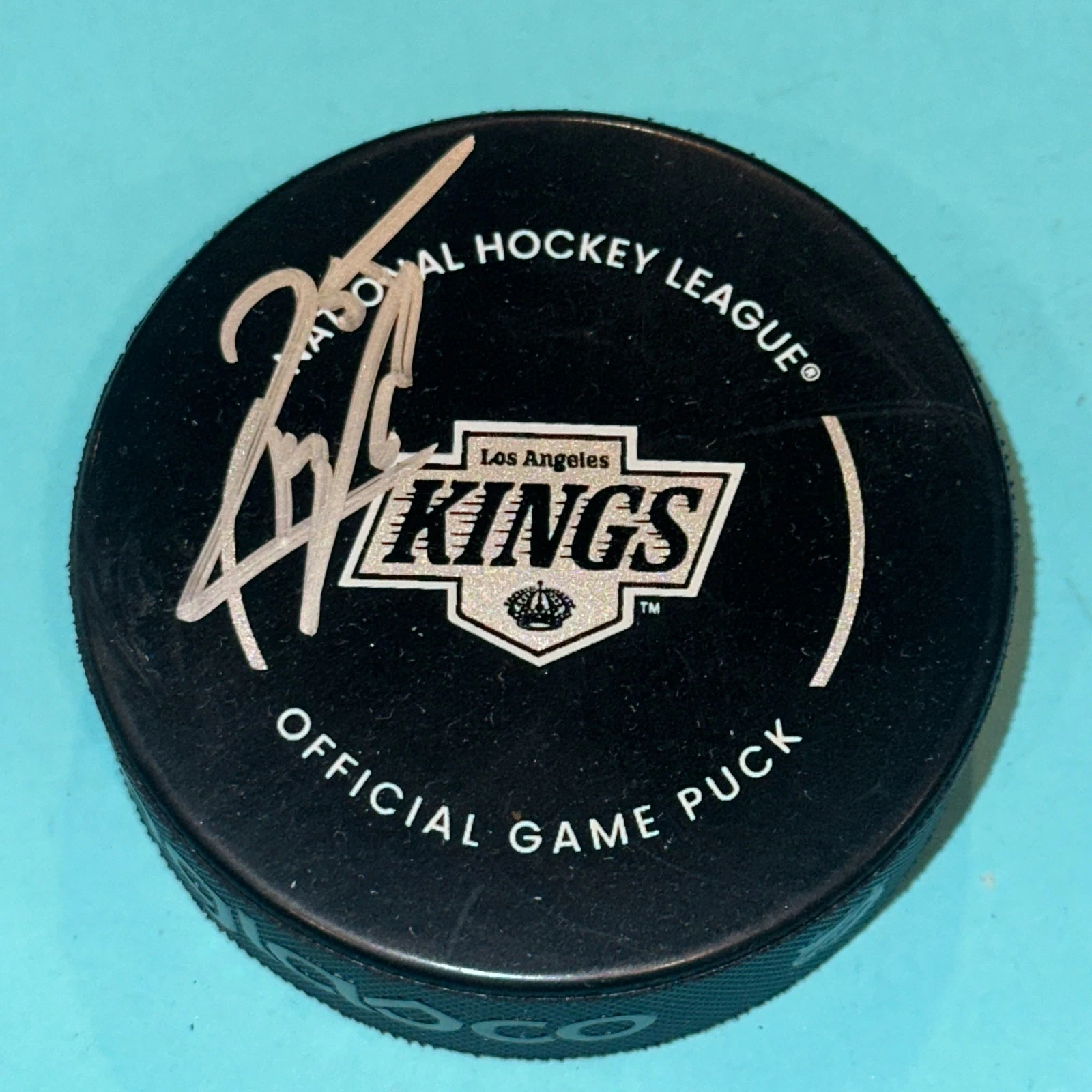 QUINTON BYFIELD Signed Los Angeles KINGS Official GAME Puck Beckett (BAS)