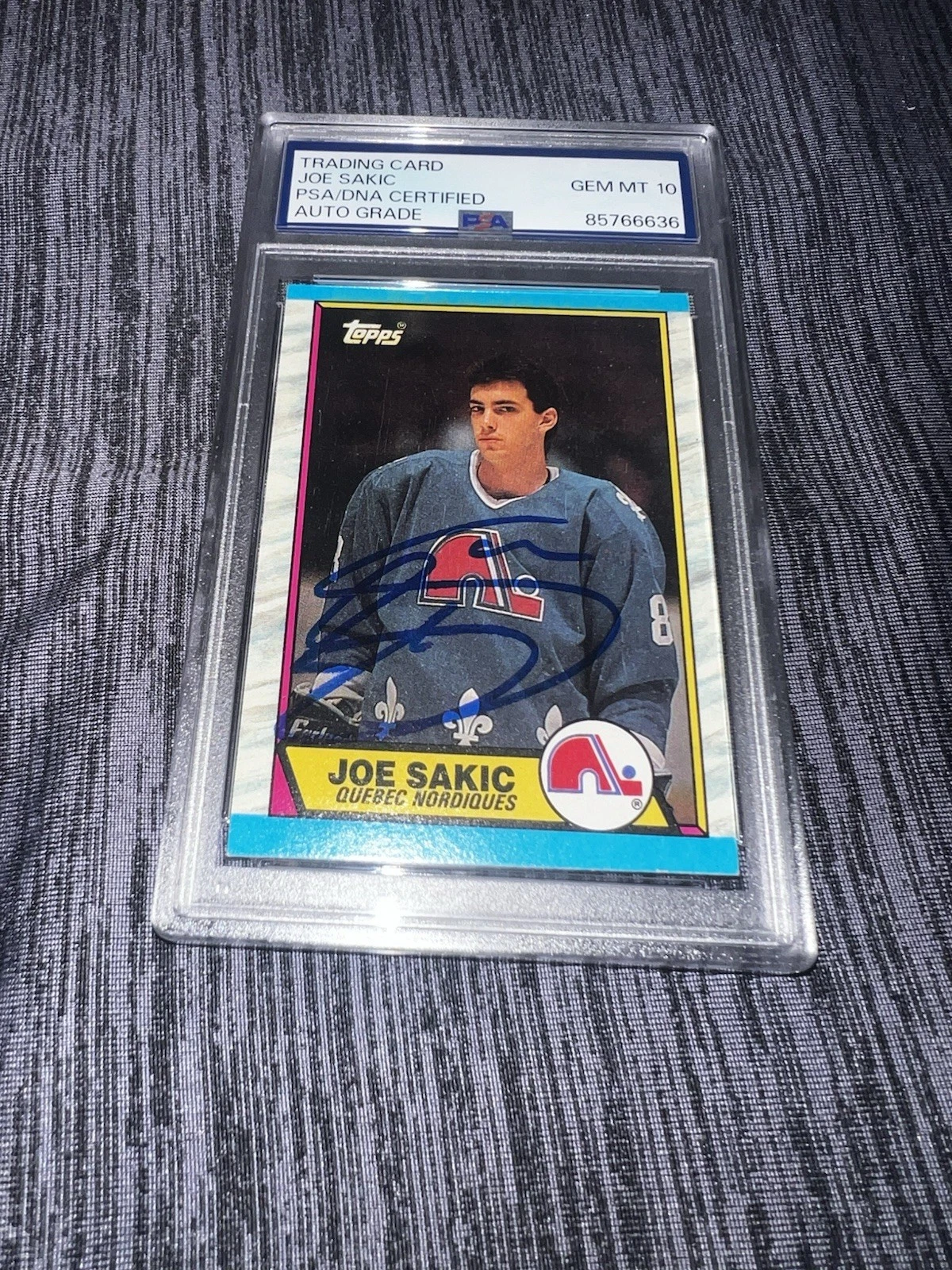 Joe Sakic Signed 1989 Topps Rookie Card Colorado Avalanche Auto 10 PSA/DNA