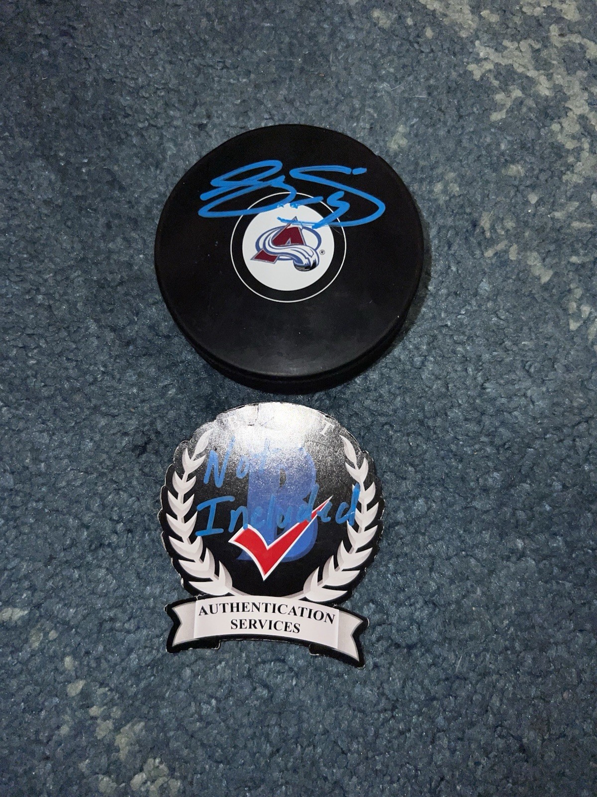 Joe Sakic Signed Official Colorado Avalanche Hockey Puck Star HOF Beckett