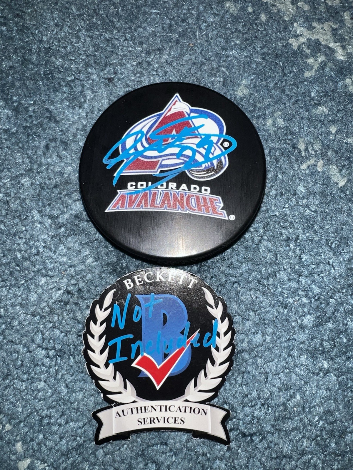 Joe Sakic Signed Official Colorado Avalanche Hockey Puck Star HOF Beckett #3