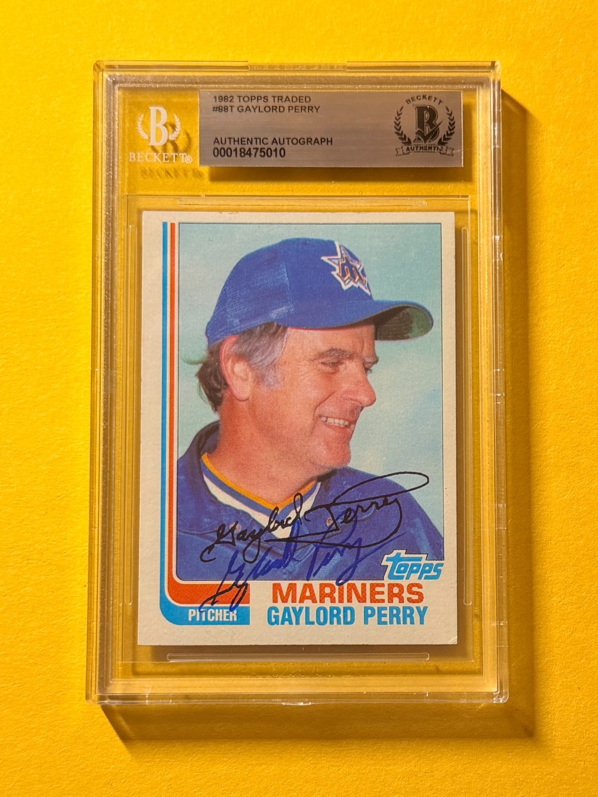 1982 TOPPS TRADED GAYLORD PERRY #88T SIGNED AUTO CARD BECKETT AUTHENTIC MARINERS