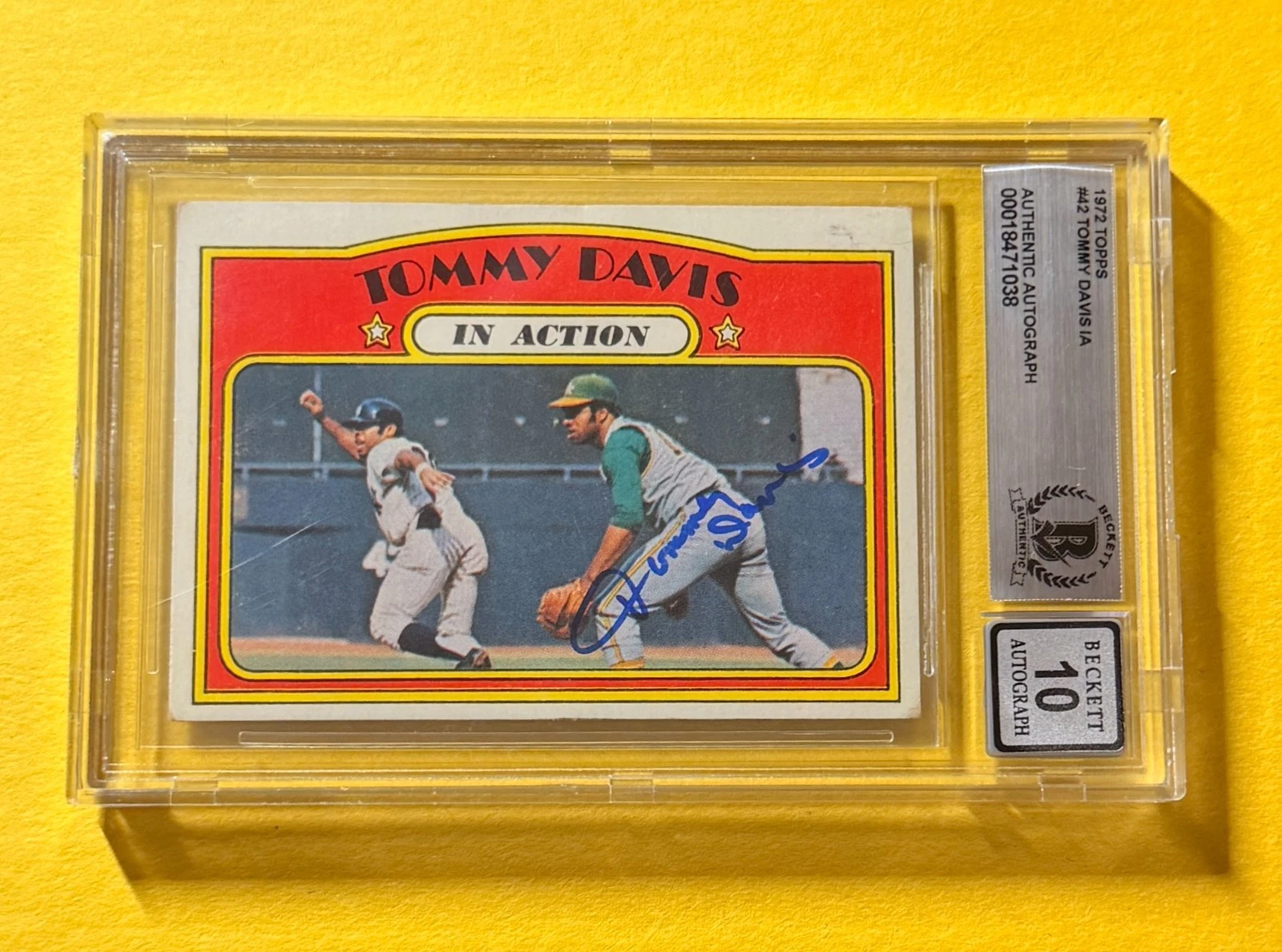 1972 TOPPS TOMMY DAVIS #42 IN ACTION SIGNED AUTO CARD BECKETT 10 AUTHENTIC