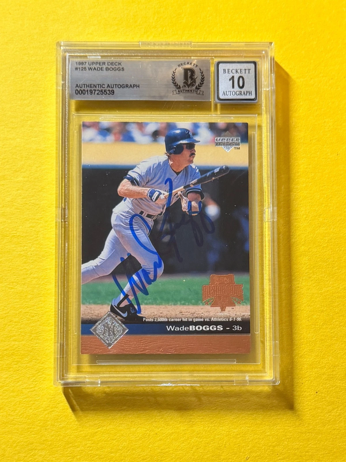 1997 UPPER DECK WADE BOGGS #125 SIGNED AUTO CARD BECKETT 10 AUTHENTIC NYY