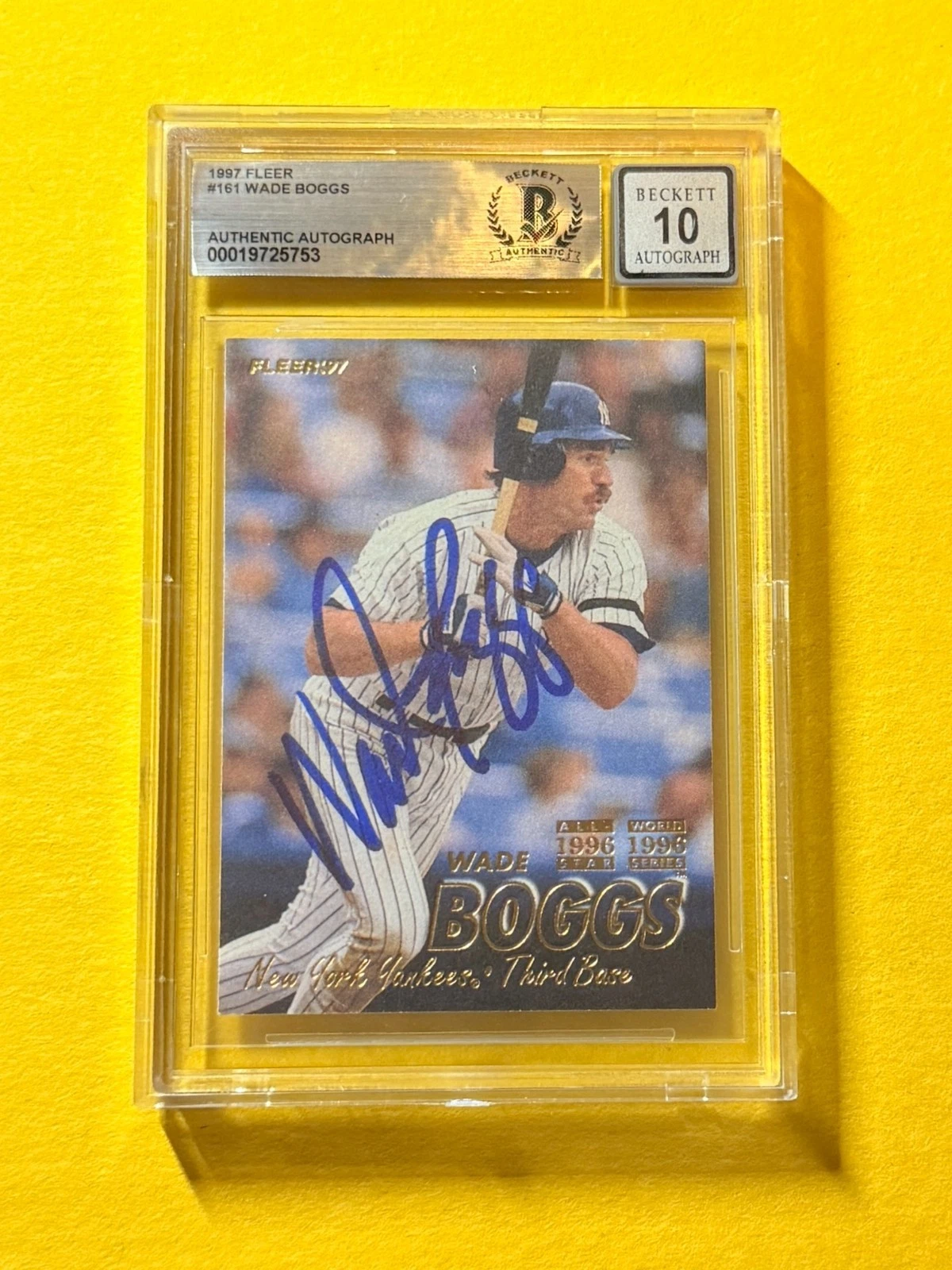 1997 FLEER WADE BOGGS #161 SIGNED AUTO CARD BECKETT 10 AUTHENTIC NYY