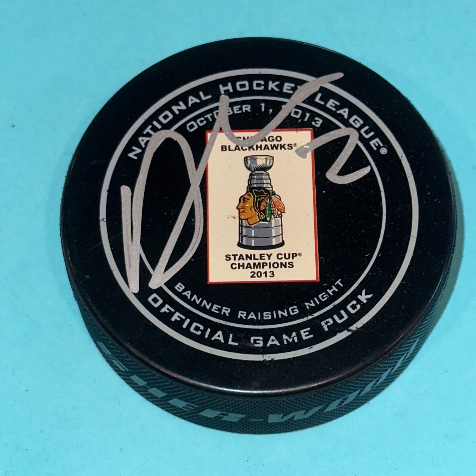 DUNCAN KEITH Signed 2013 STANLEY CUP BANNER Official GAME Puck Beckett (BAS)