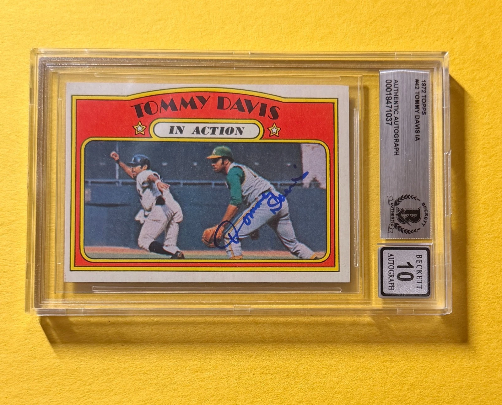 1972 TOPPS TOMMY DAVIS #42 IN ACTION SIGNED AUTO CARD BECKETT 10 AUTHENTIC