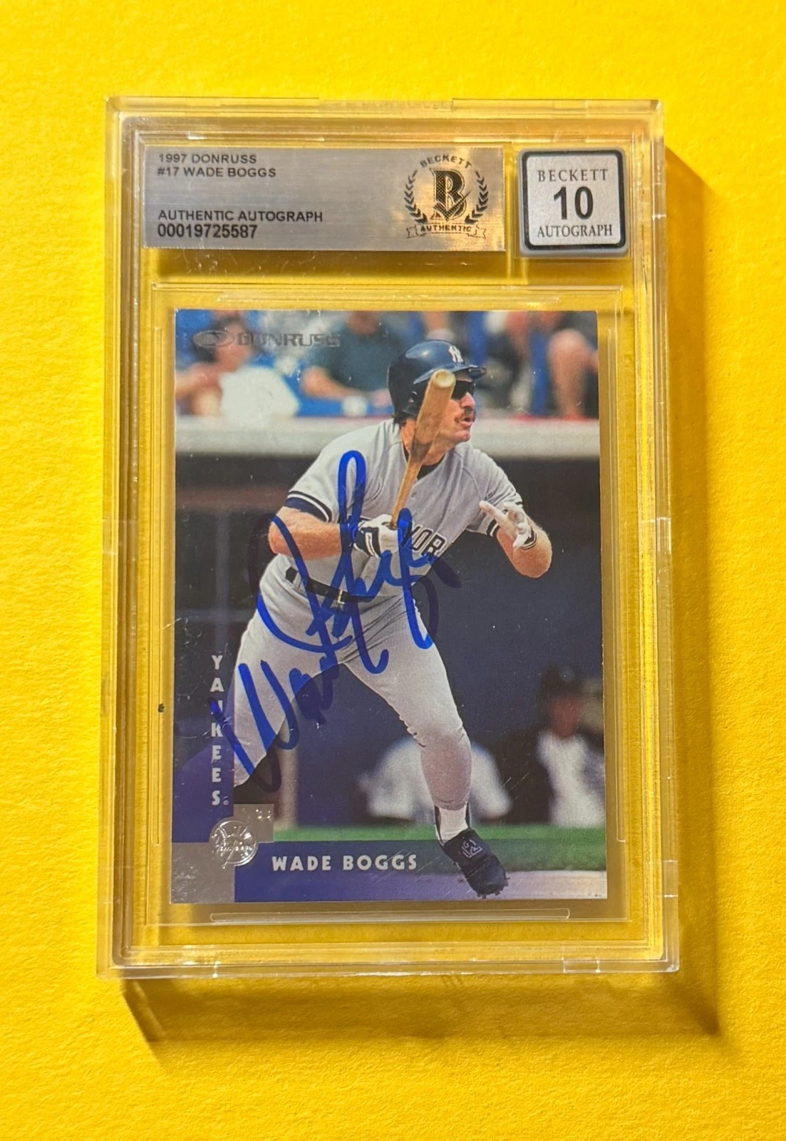 1997 DONRUSS WADE BOGGS PREMIUM #17 SIGNED AUTO CARD BECKETT 10 AUTHENTIC NYY