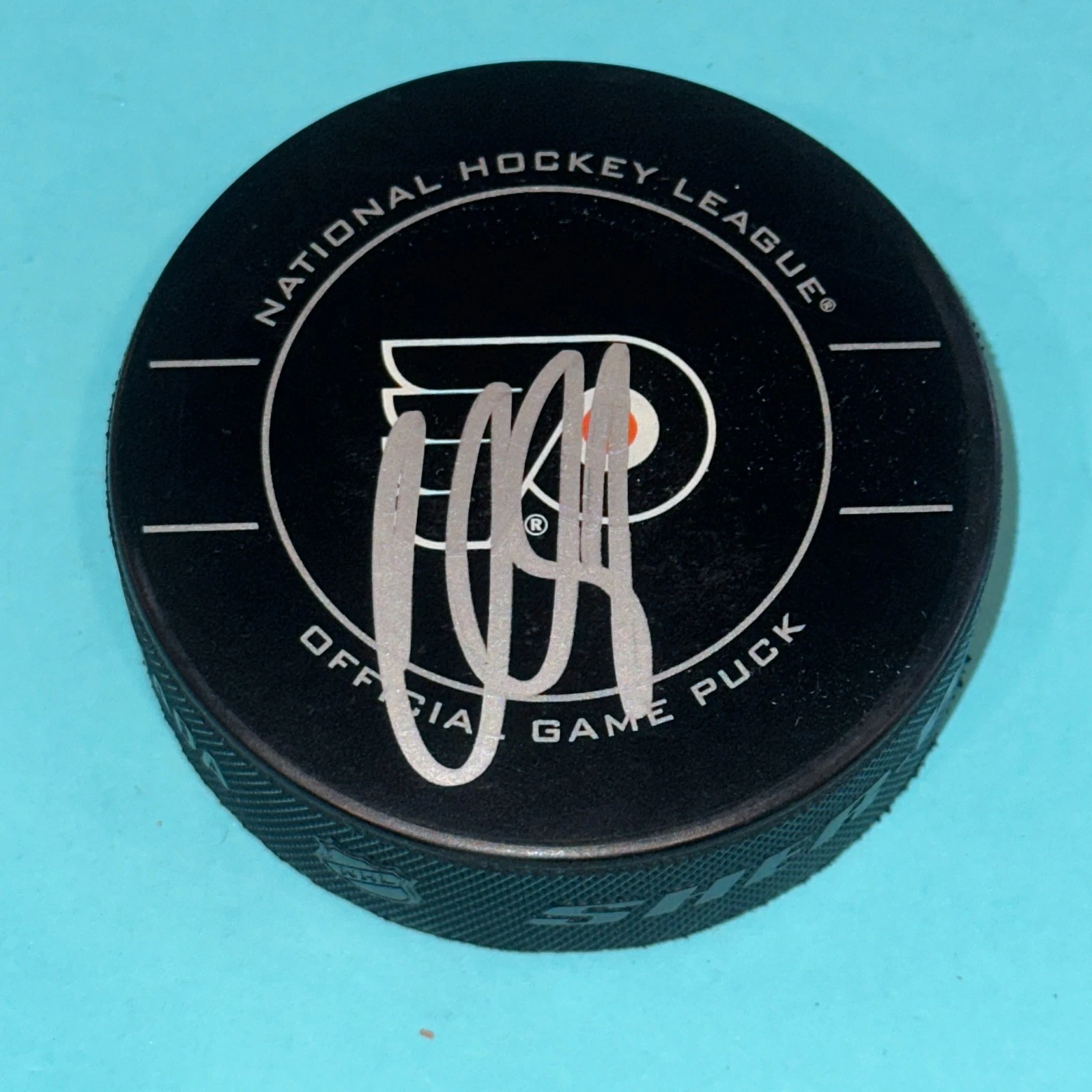 CLAUDE GIROUX Signed Philadelphia FLYERS Official GAME Puck Beckett (BAS)