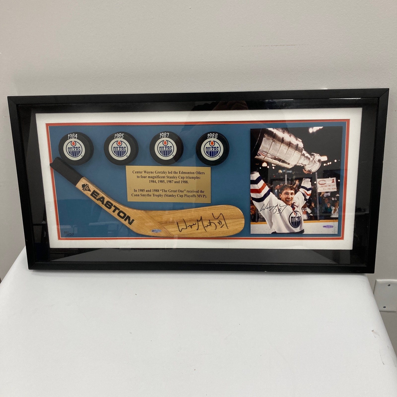 Wayne Gretzky Signed Hockey Stick & Photo Puck Display UDA Upper Deck COA