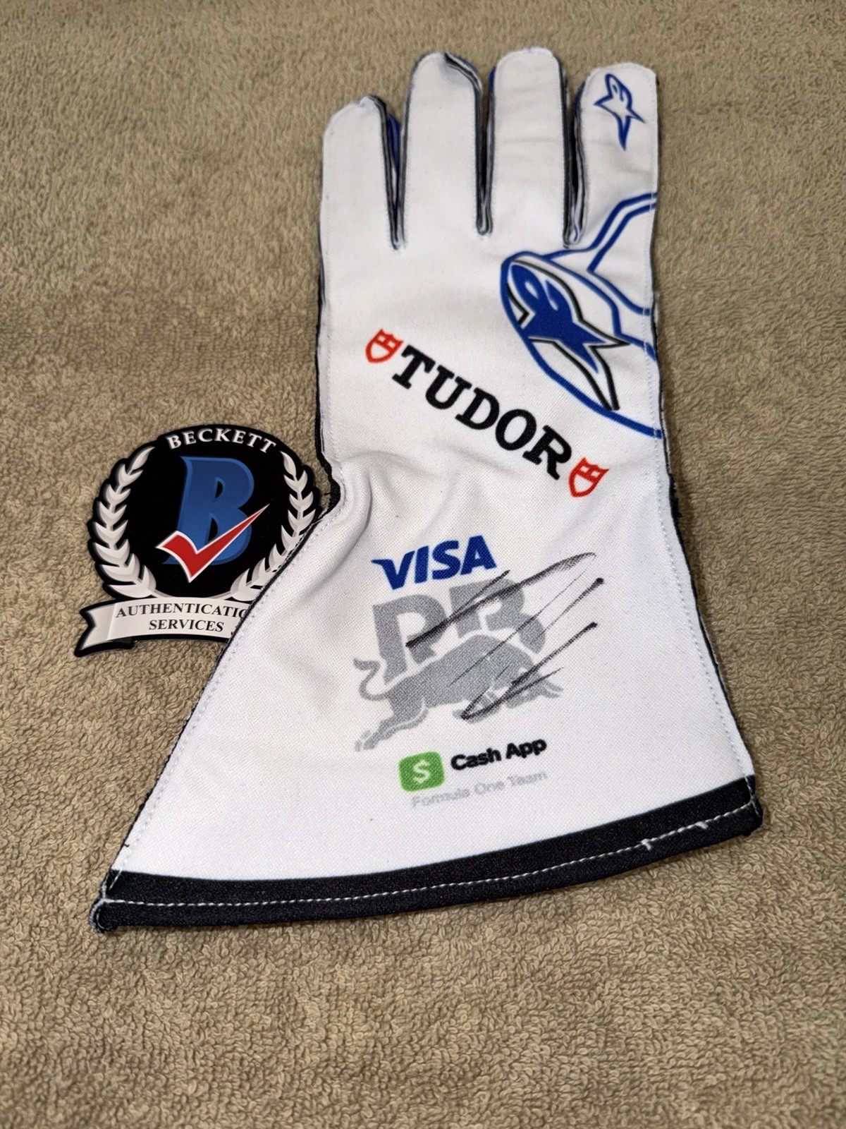 Arvid Lindblad Signed Visa RB Racing Bulls Race Glove Formula 1 Rookie Beckett