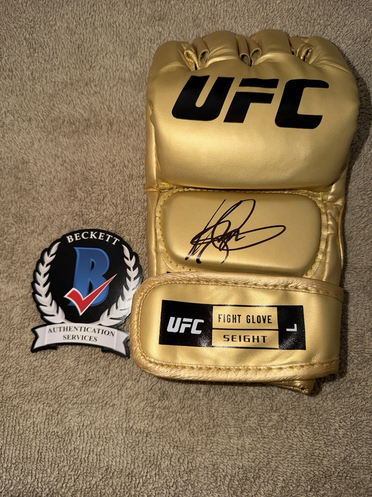 Kelvin Gastelum Signed UFC Glove UFC Future Champ Superstar Legend Beckett #2