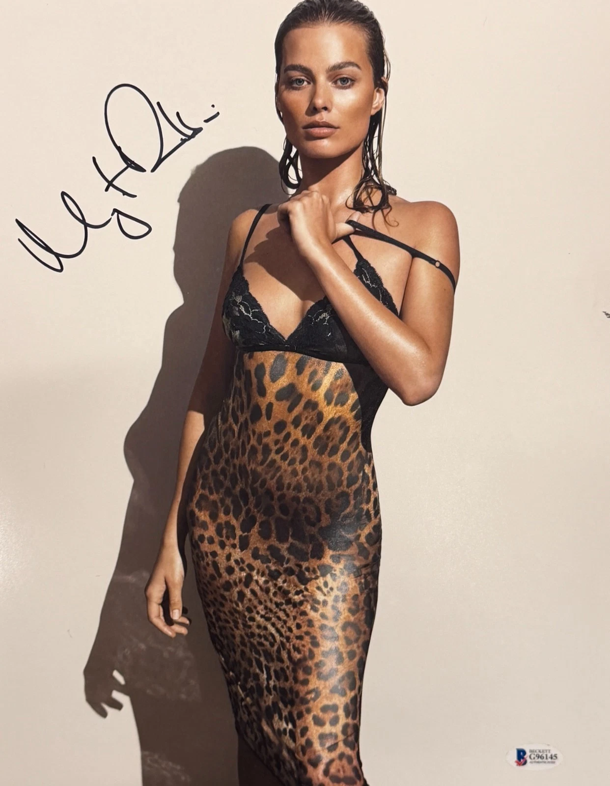 HOT SEXY MARGOT ROBBIE SIGNED 11×14 PHOTO AUTHENTIC AUTOGRAPH BECKETT COA COLLECTIBLE MEMORABILIA