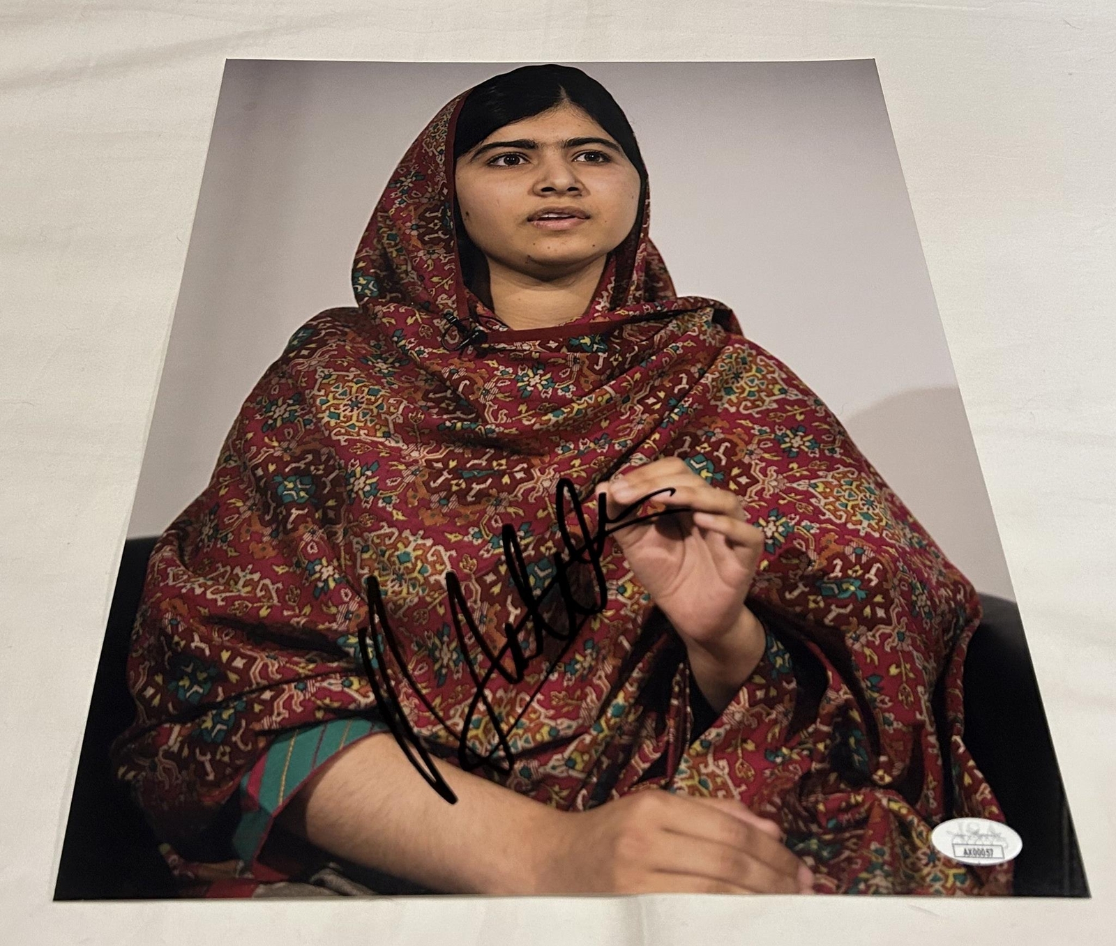 MALALA YOUSAFZAI SIGNED NOBEL PEACE PRIZE LAUREATE 11X14 PHOTO JSA