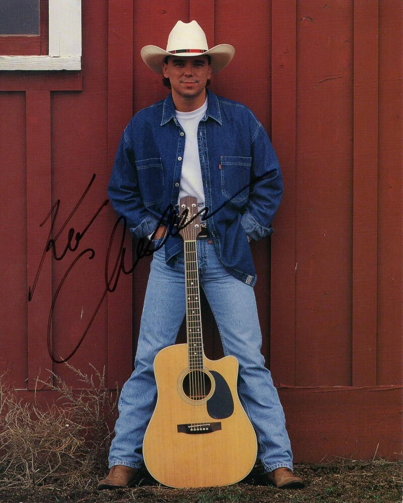 KENNY CHESNEY SIGNED AUTOGRAPH 8X10 PHOTO - NO SHIRT, NO SHOES, NO PROBLEM ACOA