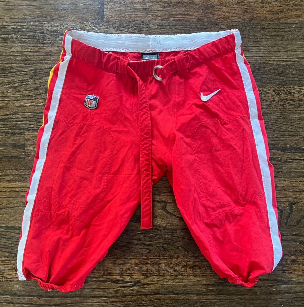 2022 GAME USED ? ISSUED KANSAS CITY CHIEFS RED FOOTBALL PANTS KHALEN SAUNDERS 99