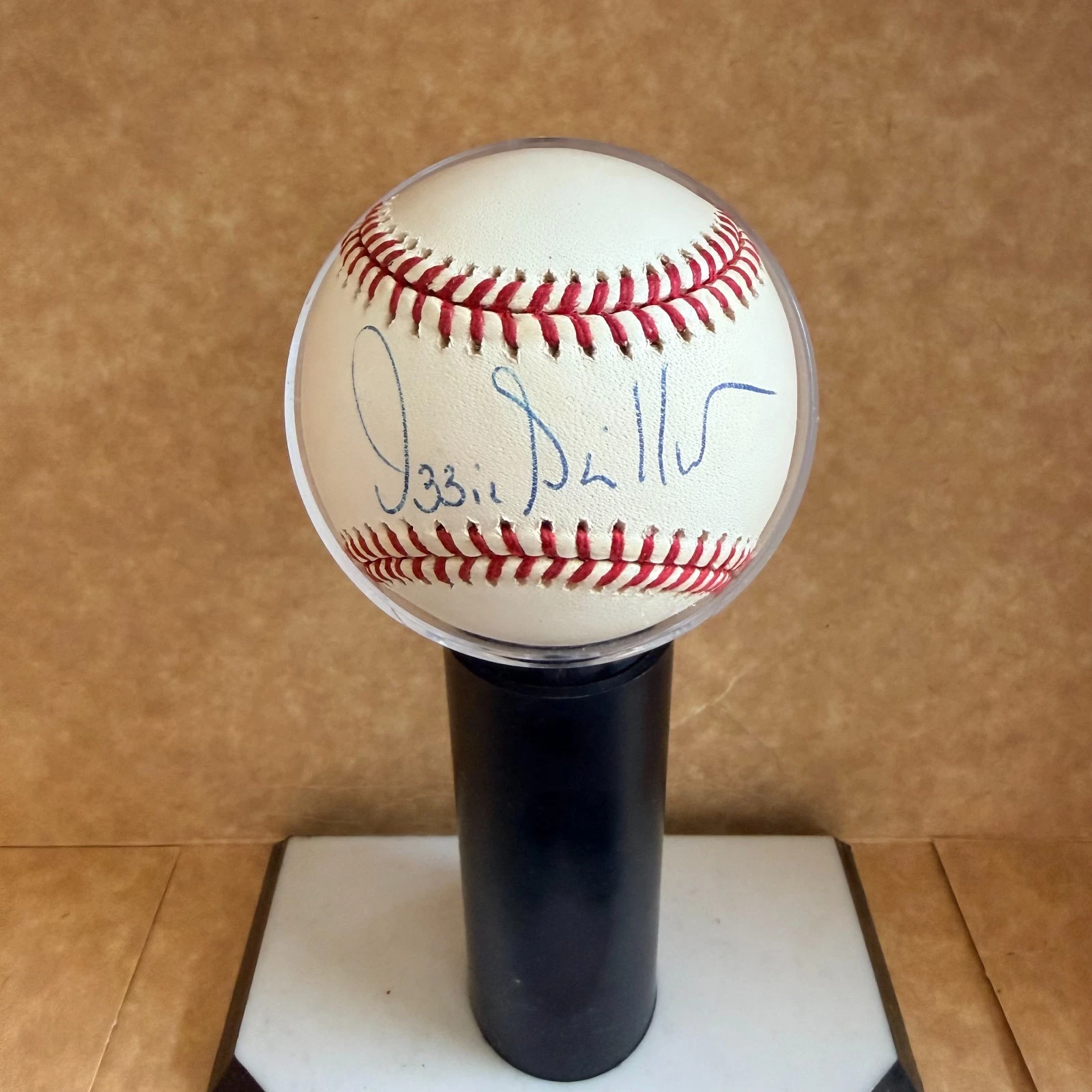 OZZIE GUILLEN WHITE SOX/BRAVES  SIGNED AUTO M.L. BASEBALL BECKETT AUTH