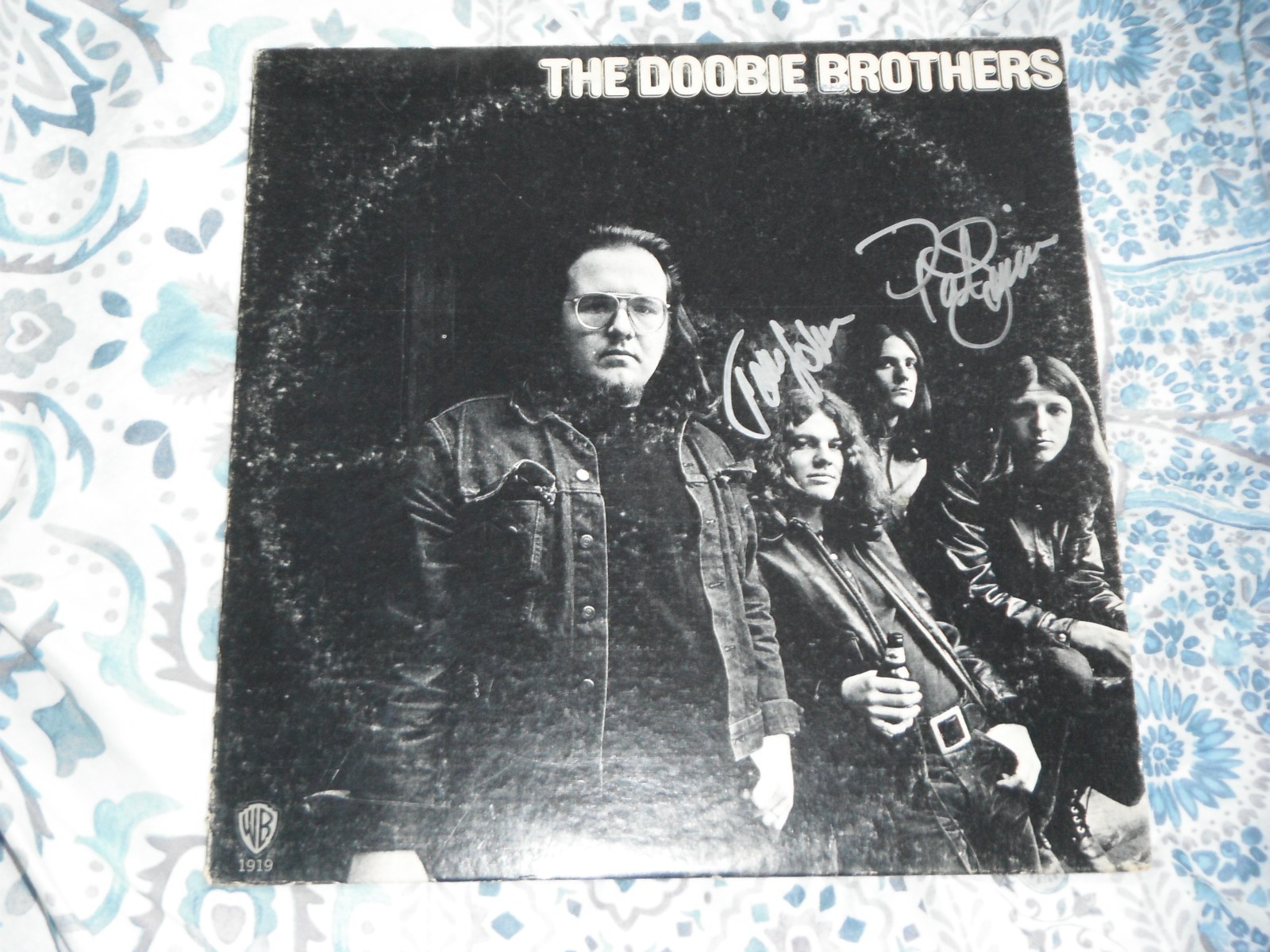 THE DOOBIE BROTHERS SIGNED VINYL ALBUM PAT SIMMONS AND TOM JOHNSTON