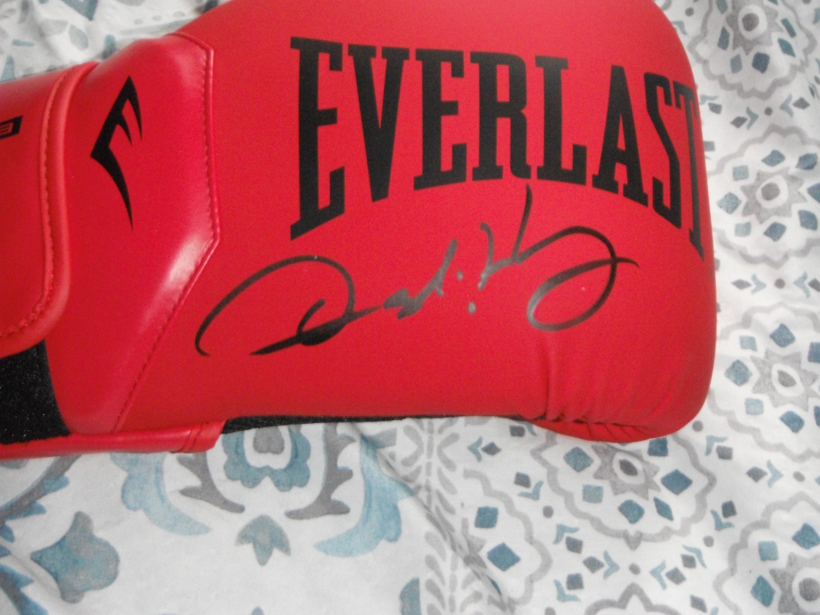 OSCAR DE LA HOYA SIGNED EVERLAST BOXING GLOVE RED