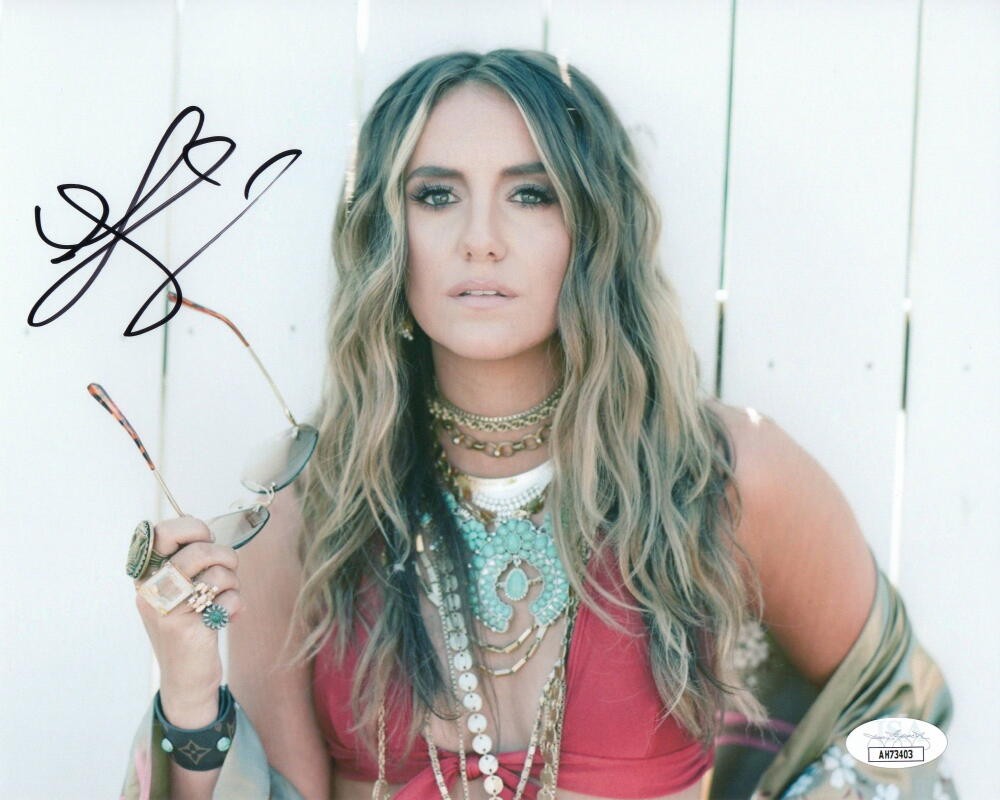 Lainey Wilson Signed Autograph 8x10 Photo - Yellowstone Country Music Beauty JSA