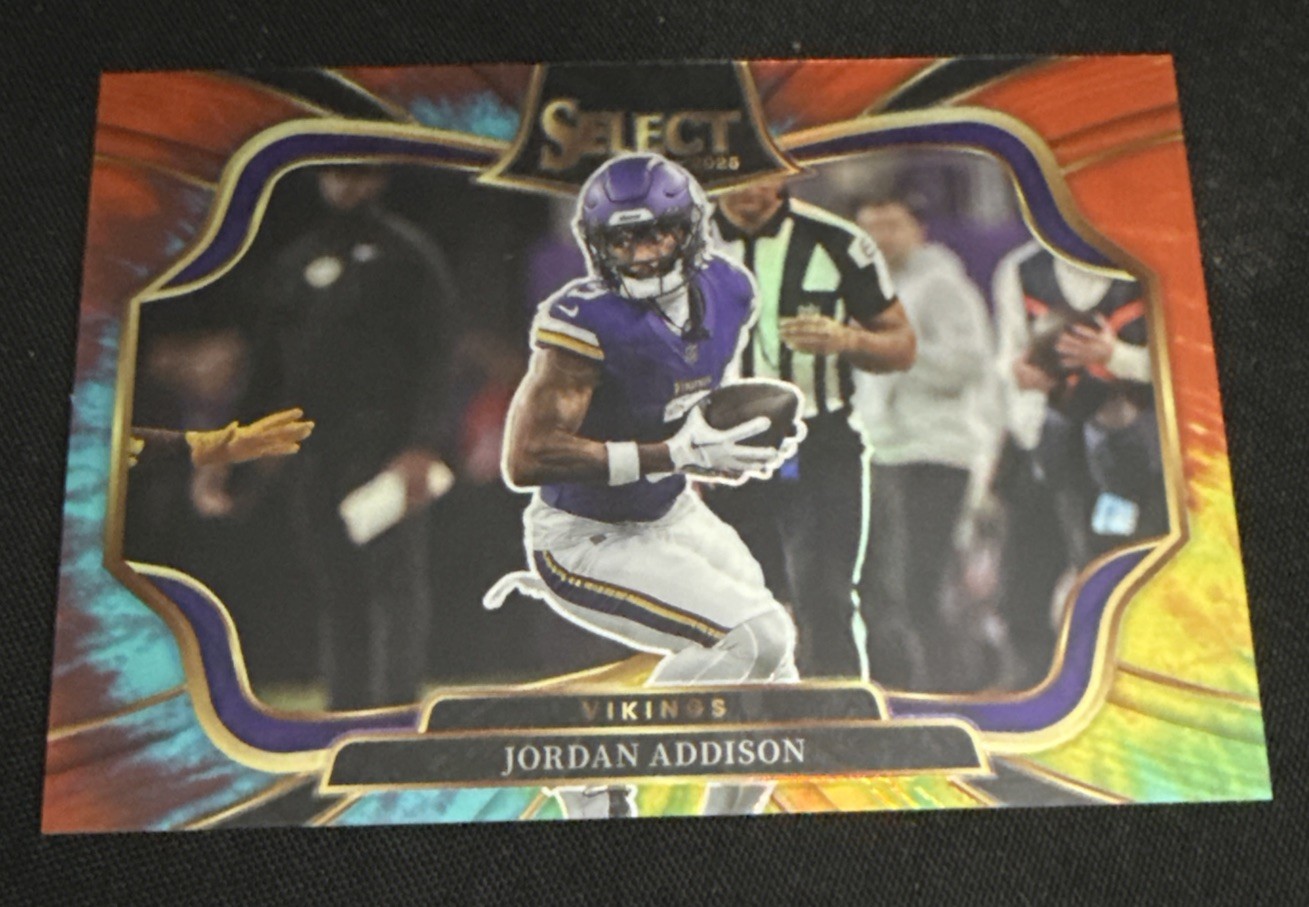 2025 PANINI SELECT FIELD LEVEL#464 JORDAN ADDISON TIE-DYE PRIZM CASE HIT /25