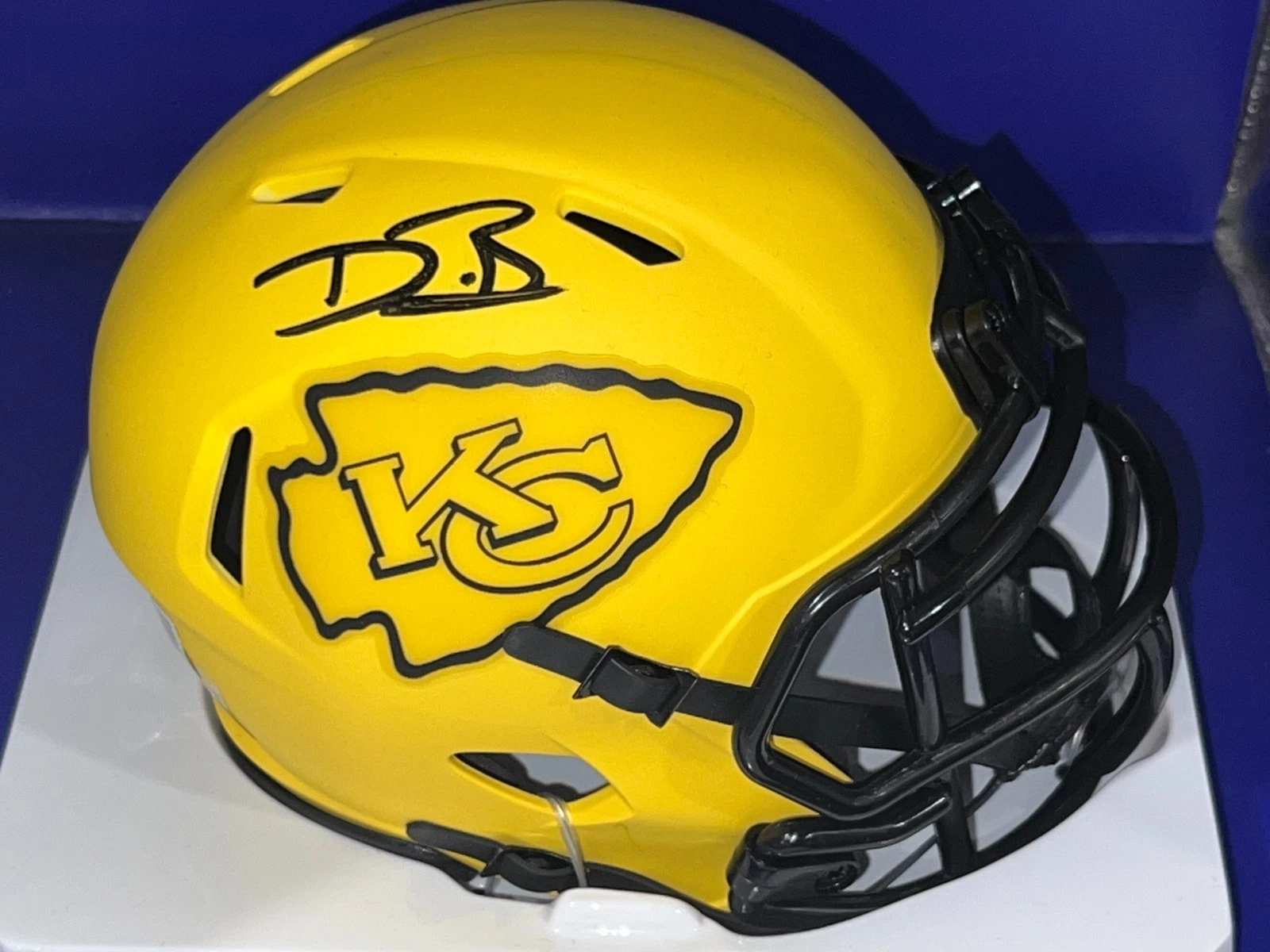 DWAYNE BOWE KANSAS CITY CHIEFS  BECKETT AUTHENTICATED SIGNED RAVE MINI HELMET