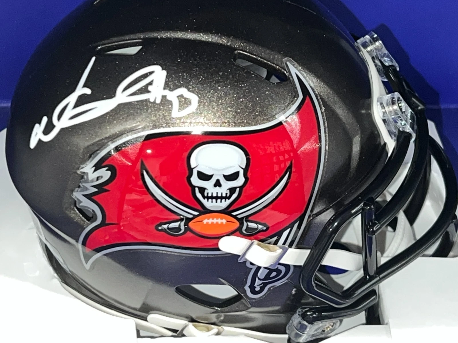 NDAMUKONG SUH TAMPA BAY BUCCANEERS  BECKETT AUTHENTICATED  SIGNED  MINI HELMET