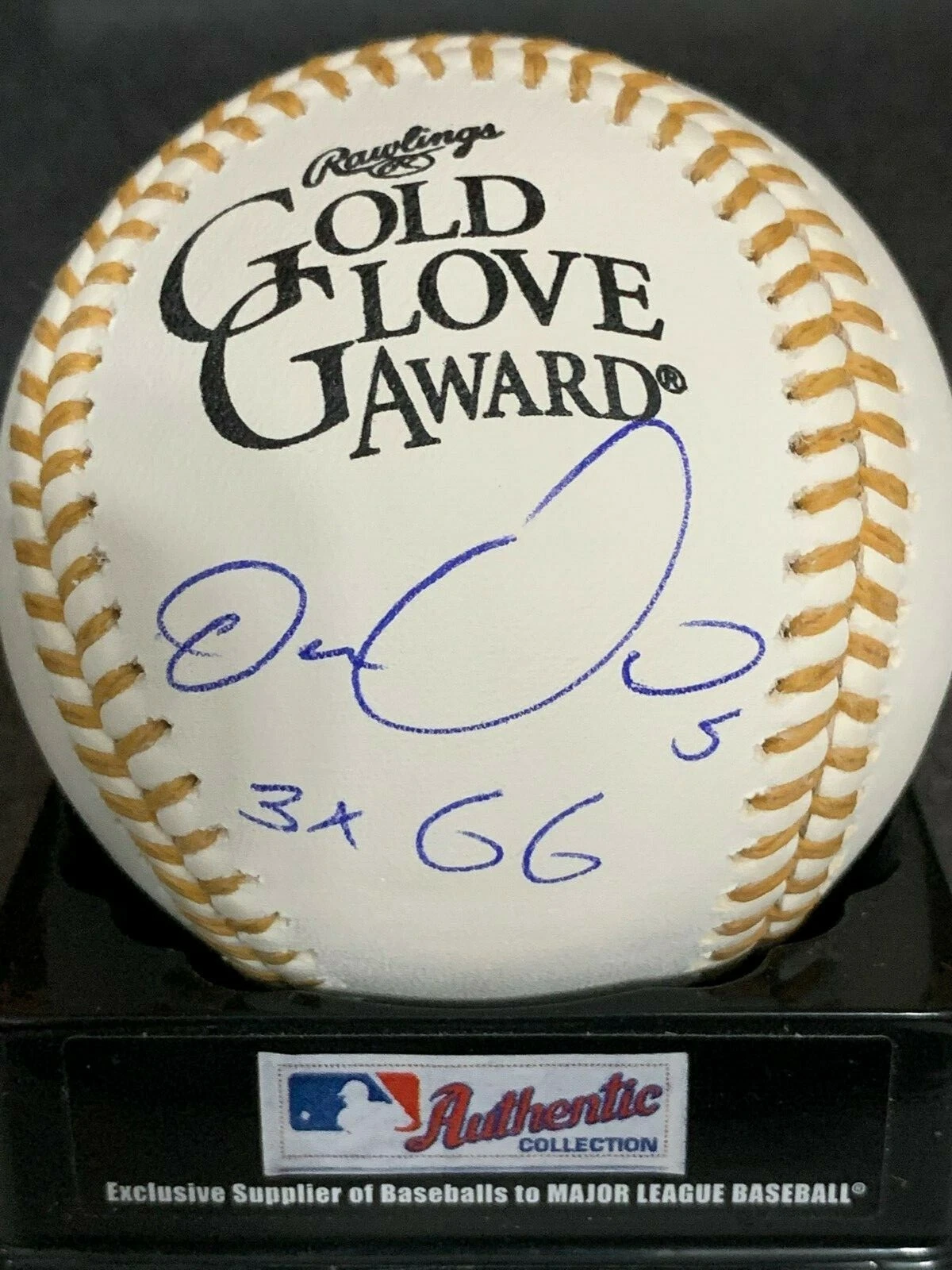 CARLOS GONZALEZ  COLORADO ROCKIES  3 X GOLD GLOVE  OML GOLD GLOVE BASEBALL
