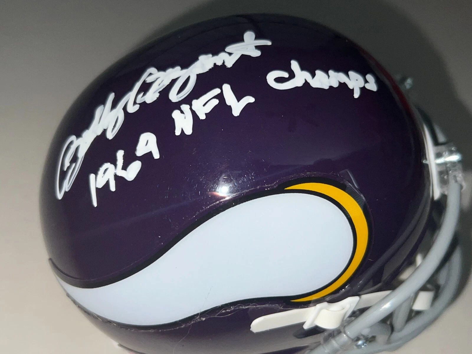 BOBBY BRYANT  MINNESOTA VIKINGS  1969 NFL CHAMPS  SIGNED SCHUTT MINI HELMET