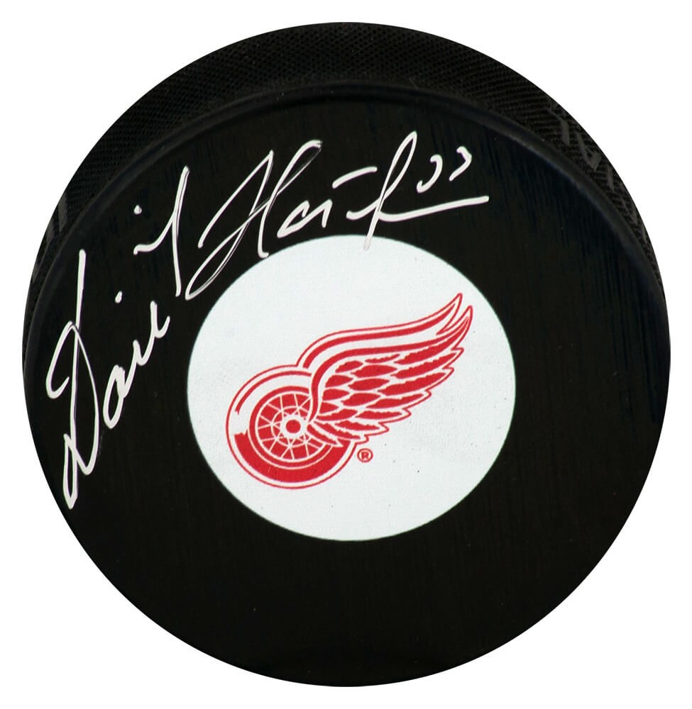 Dominik Hasek Signed Detroit Red Wings Medium Logo Hockey Puck - (SCHWARTZ COA)