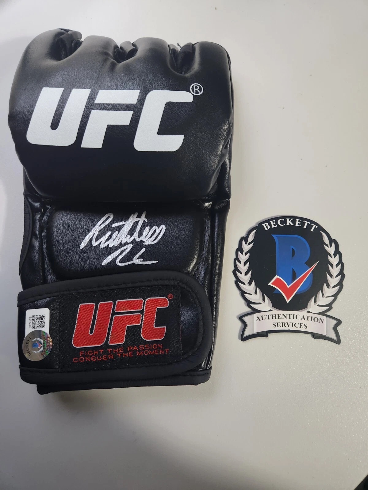 ROBBIE RUTHLESS LAWLER SIGNED UFC GLOVE AUTOGRAPHED UFC CHAMP BECKETT BAS COA