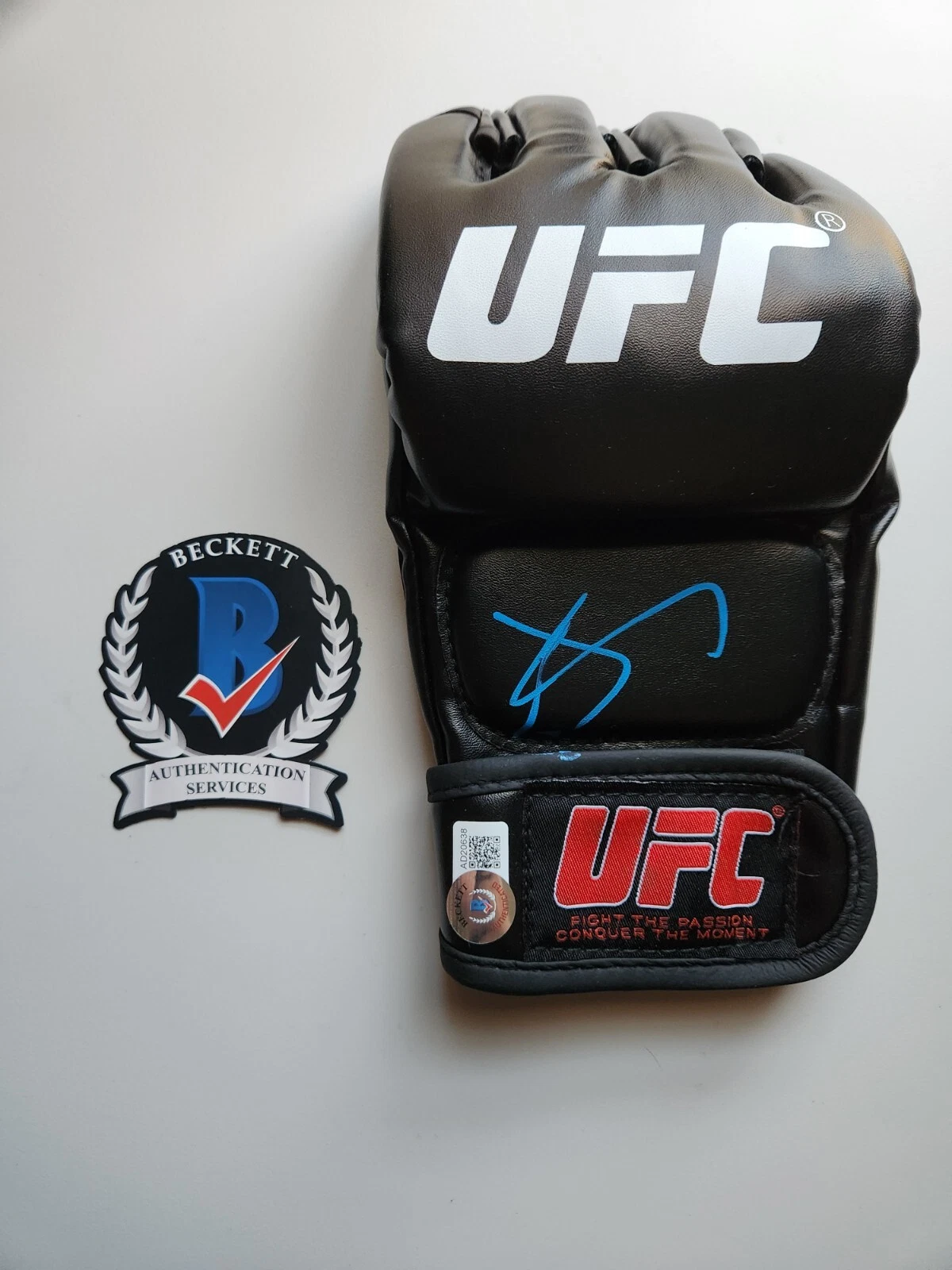 JAKE GYLLENHAAL SIGNED ROADHOUSE UFC GLOVE BECKETT BAS COA