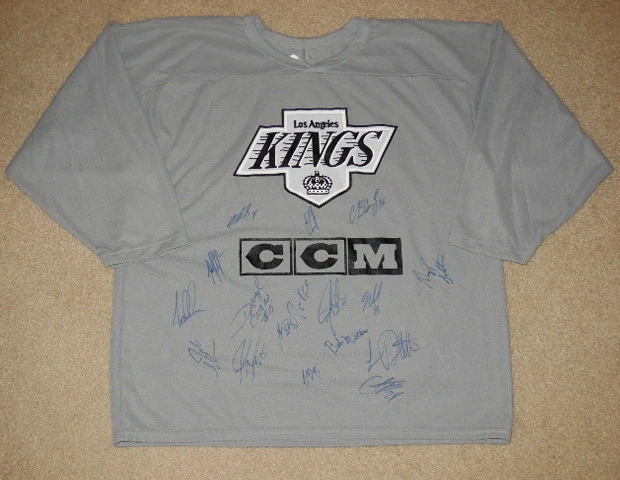 2014 LOS ANGELES KINGS STANLEY CUP TEAM SIGNED PRACTICE JERSEY (W/ PROOF!)
