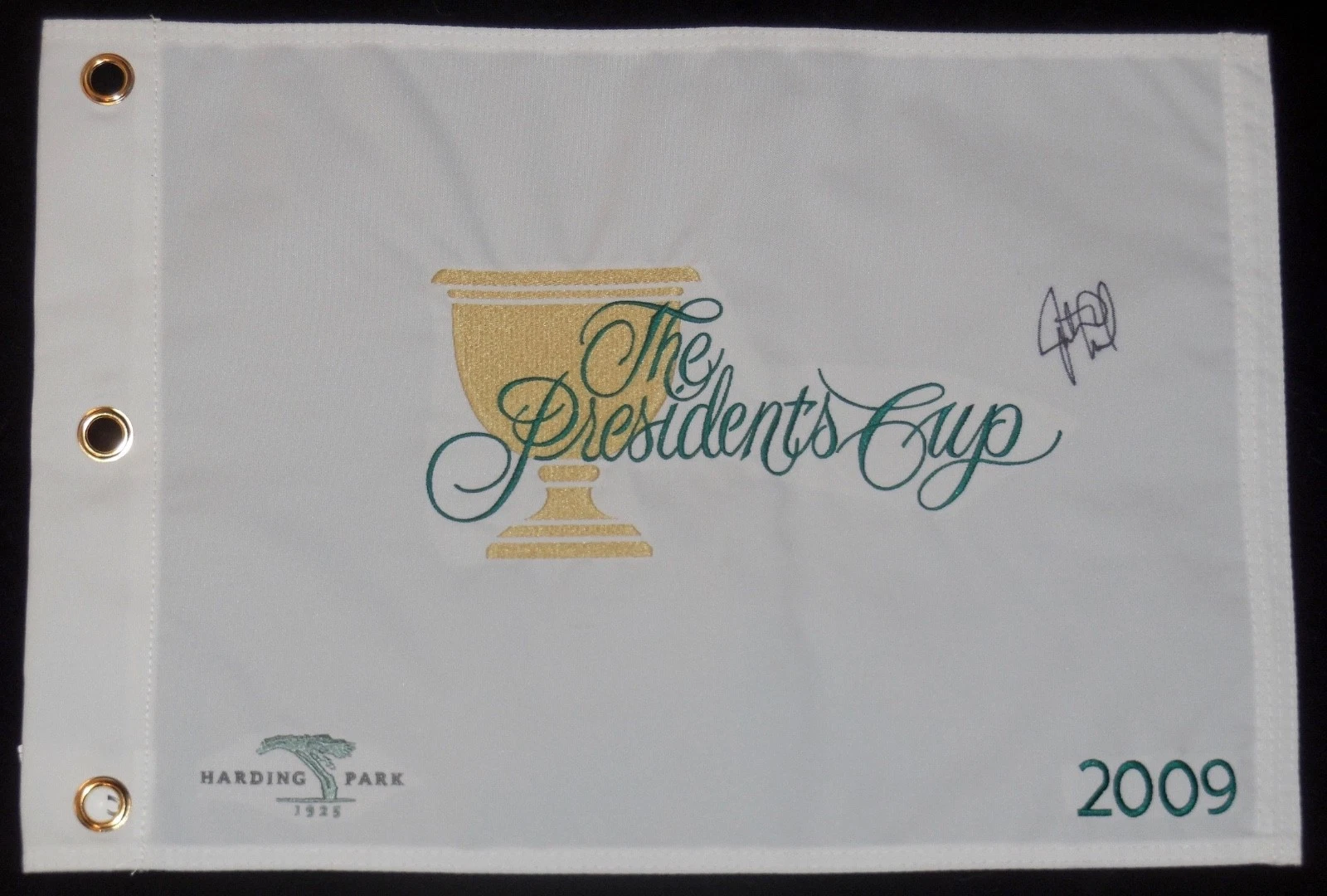 JUSTIN LEONARD AUTOGRAPHED 2009 PRESIDENTS CUP GOLF FLAG - W/ PROOF!