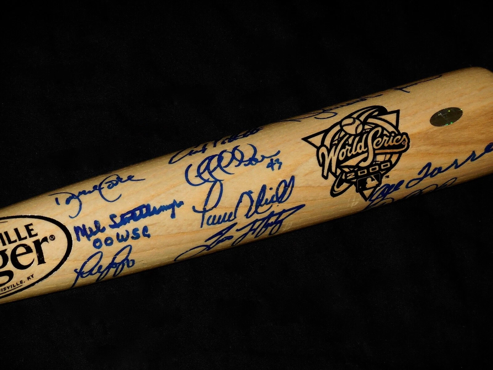 2000 YANKEES TEAM SIGNED BAT (STEINER & MLB AUTH) - Derek Jeter, Mariano Rivera,