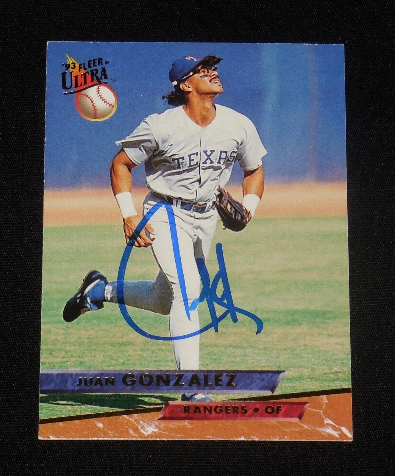 JUAN GONZALEZ 1993 FLEER ULTRA AUTOGRAPHED BASEBALL CARD (TEXAS RANGERS)
