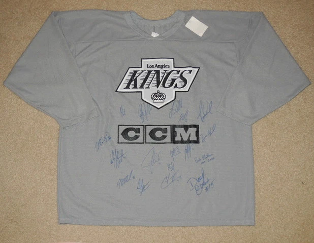 2014 LOS ANGELES KINGS STANLEY CUP TEAM SIGNED PRACTICE JERSEY (W/ PROOF!)