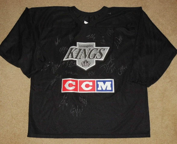 2014 LOS ANGELES KINGS STANLEY CUP TEAM SIGNED PRACTICE JERSEY (W/ PROOF!)