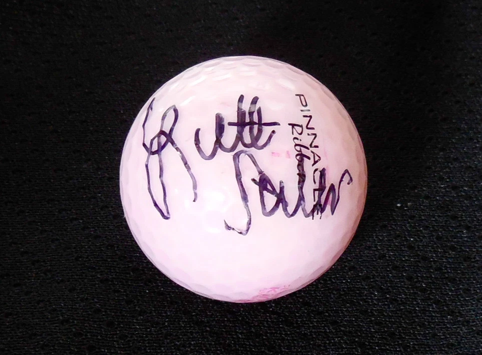 LIZETTE SALAS AUTOGRAPHED PINK GOLF BALL (LPGA) W/ PROOF!