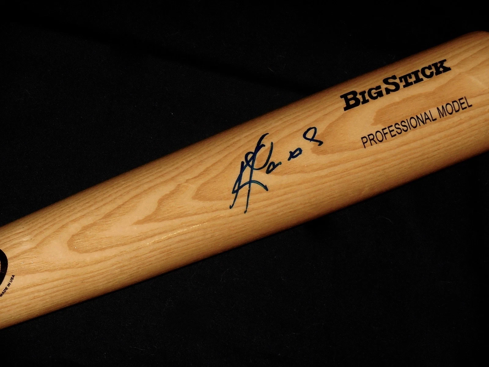 KENDRYS MORALES AUTOGRAPHED RAWLINGS BAT (TORONTO BLUE JAYS) W/ PROOF!