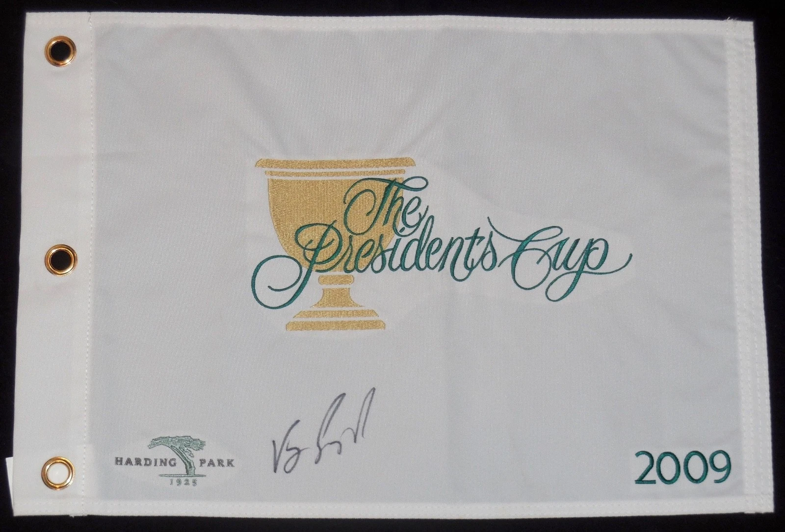 VIJAY SINGH AUTOGRAPHED 2009 PRESIDENTS CUP GOLF FLAG - W/ PROOF!