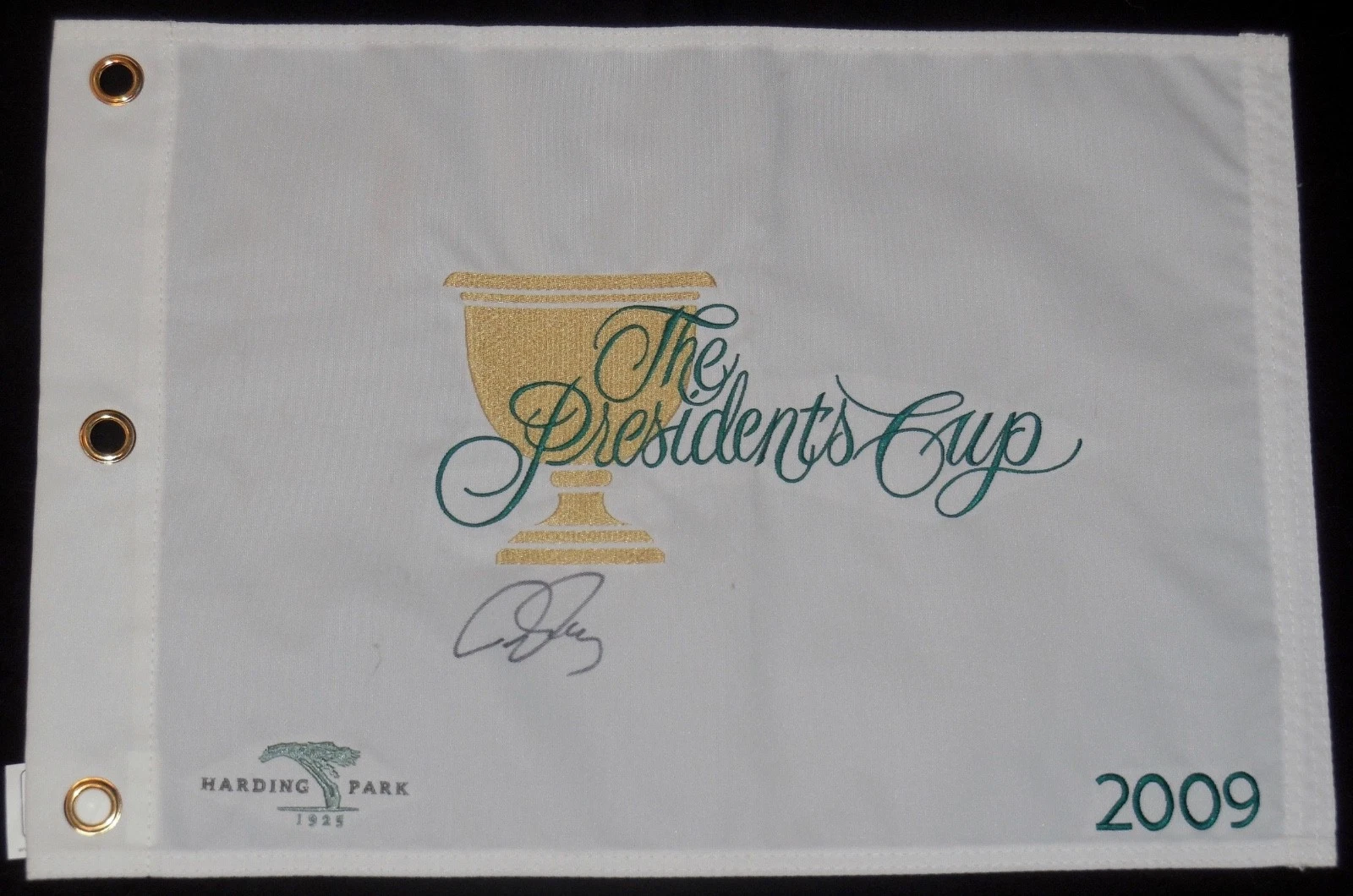 ROBERT ALLENBY AUTOGRAPHED 2009 PRESIDENTS CUP GOLF FLAG - W/ PROOF!