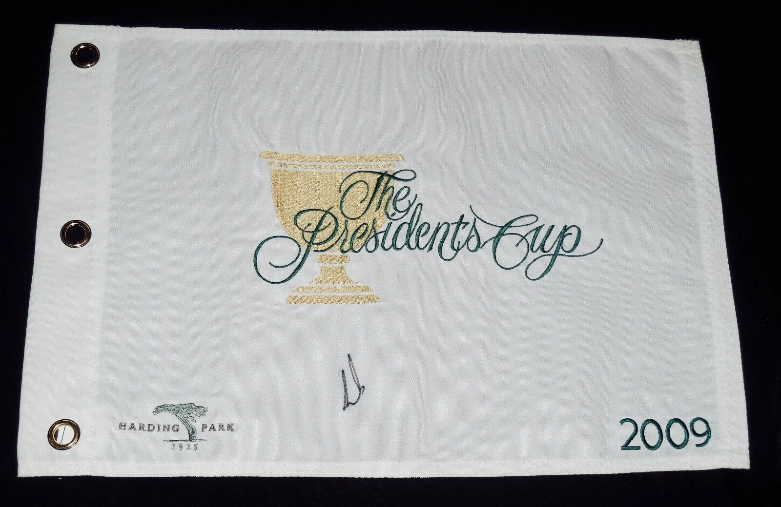 ERNIE ELS AUTOGRAPHED 2009 PRESIDENTS CUP GOLF FLAG - W/ COA!